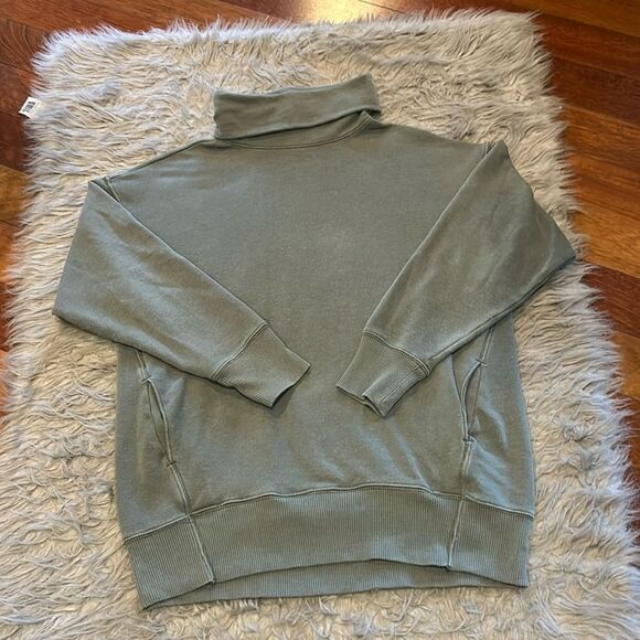 Aerie women’s green over‎ sized turtleneck cotton sweatshirt - Picture 1 of 5